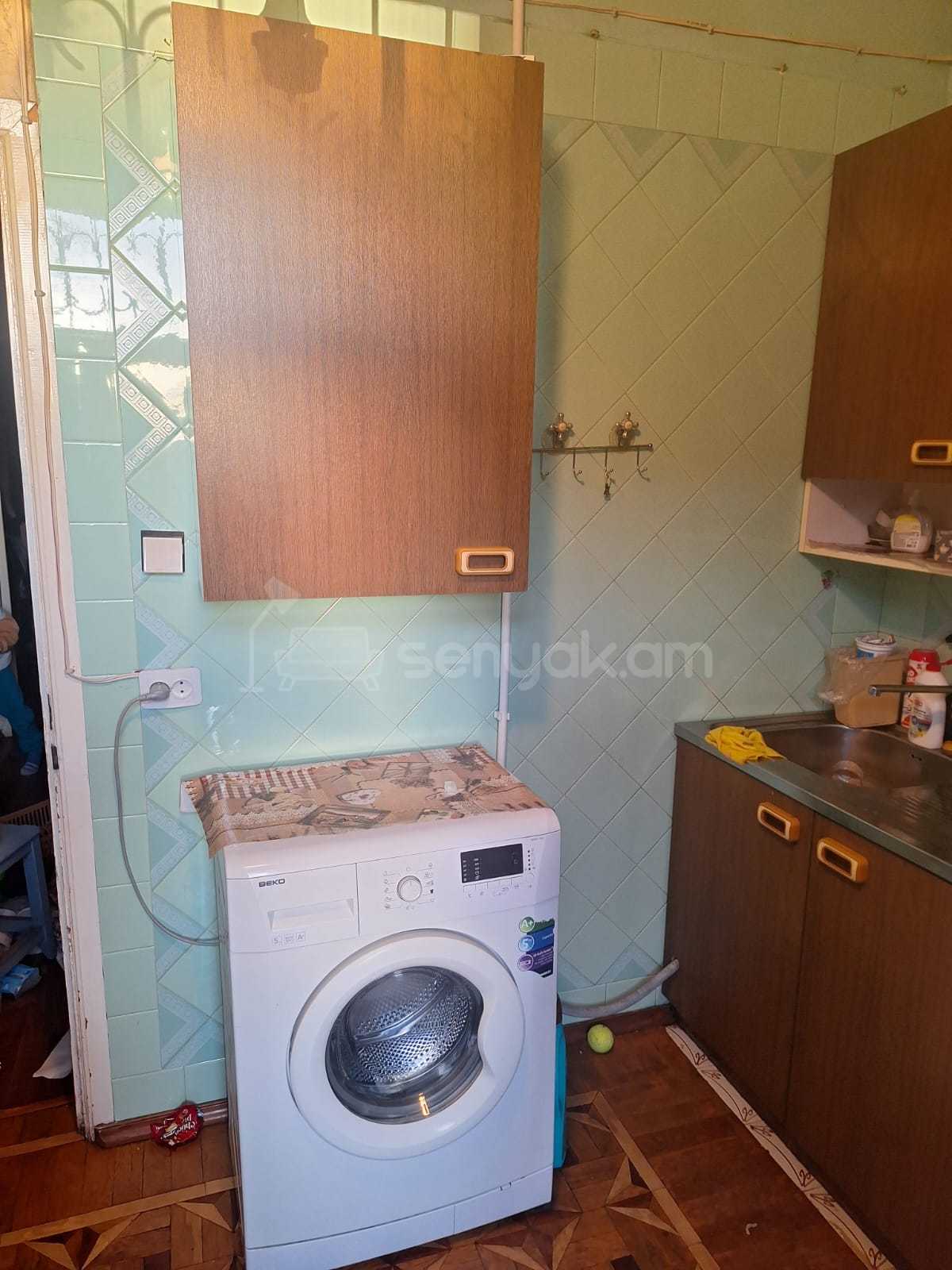 2 Սենյականոց Բնակարան Քարե Շենքում, 64քմ, 2/5 հարկ, Նորմալ Վիճակում, Կահավորված, Արևկող