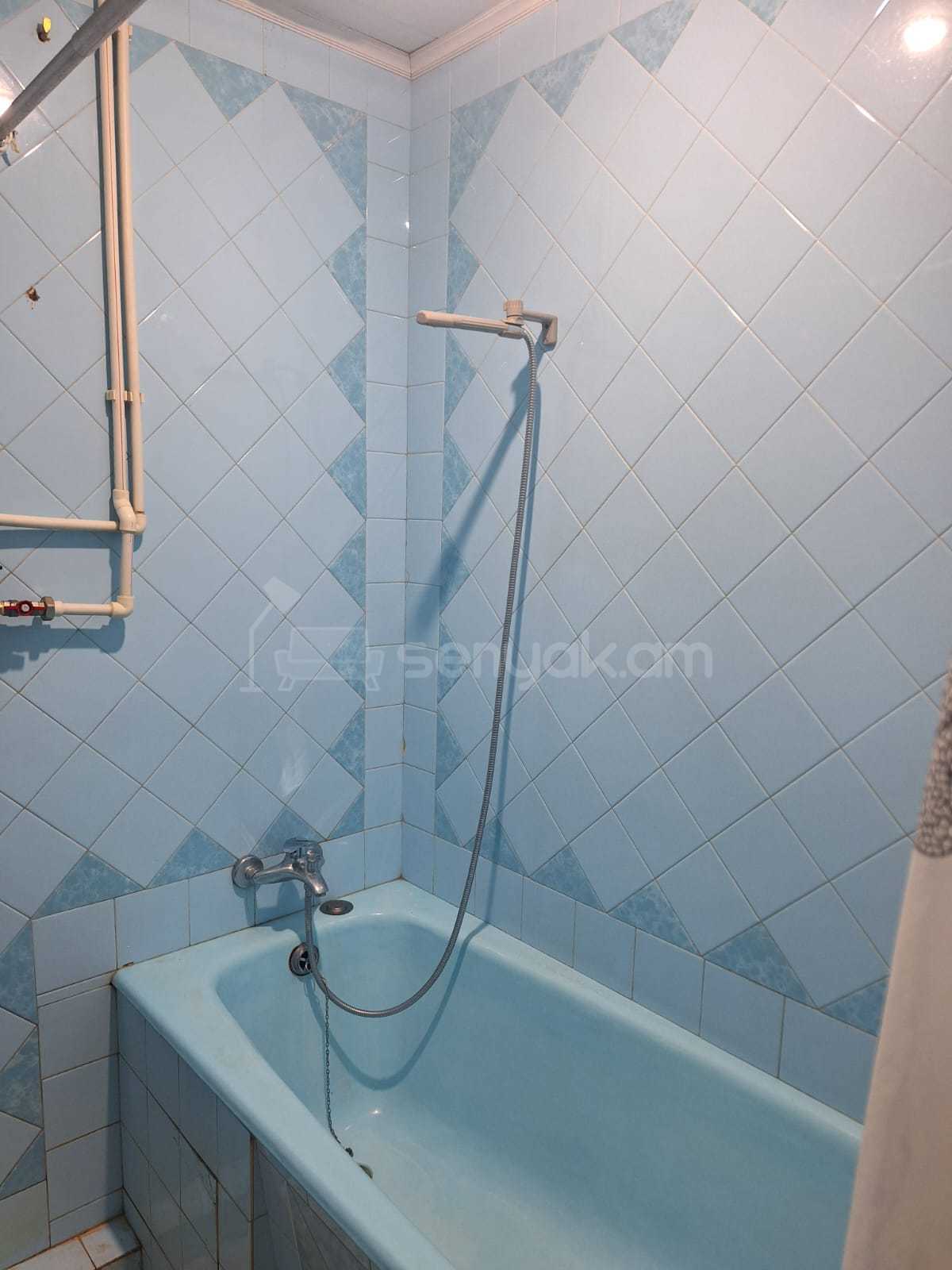 2 Սենյականոց Բնակարան Քարե Շենքում, 64քմ, 2/5 հարկ, Նորմալ Վիճակում, Կահավորված, Արևկող