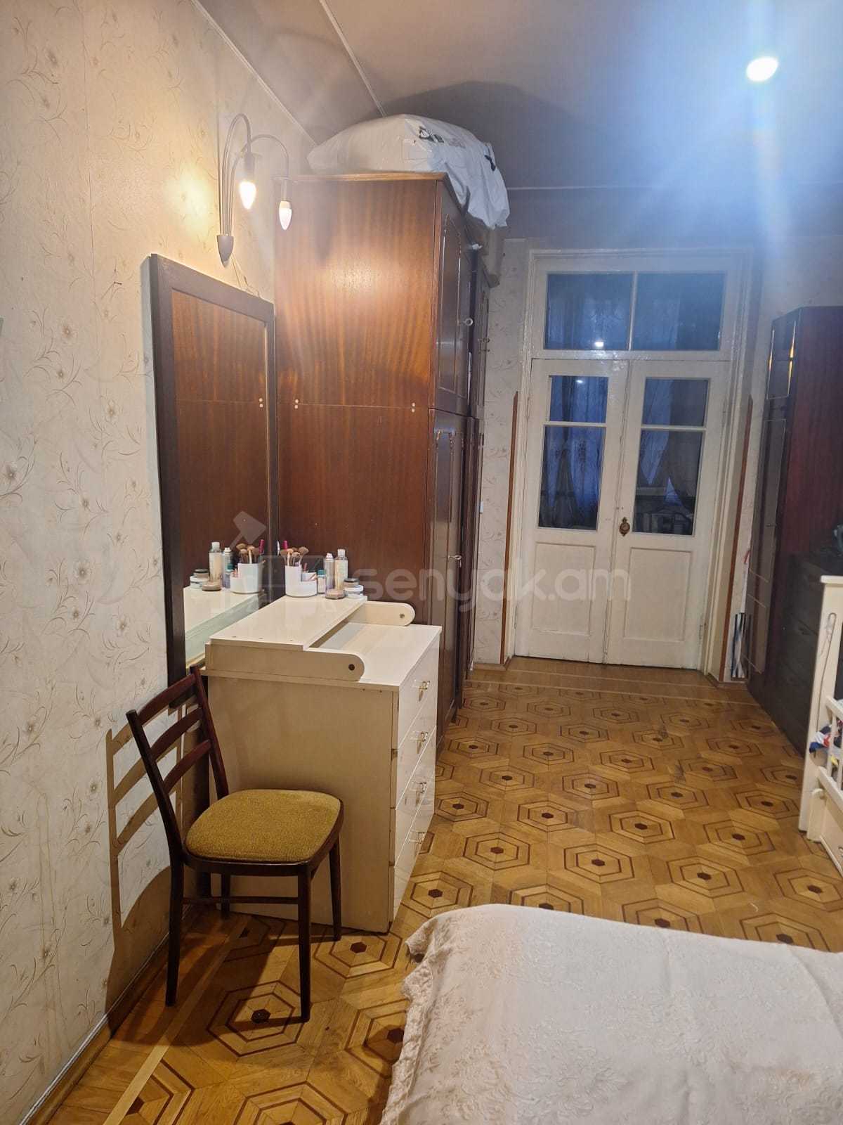 2 Սենյականոց Բնակարան Քարե Շենքում, 64քմ, 2/5 հարկ, Նորմալ Վիճակում, Կահավորված, Արևկող