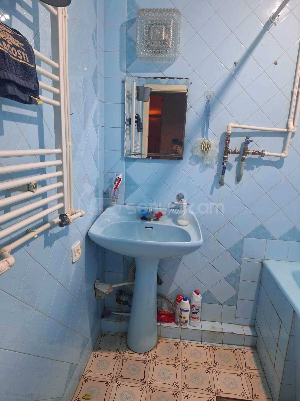 2 Սենյականոց Բնակարան Քարե Շենքում, 64քմ, 2/5 հարկ, Նորմալ Վիճակում, Կահավորված, Արևկող