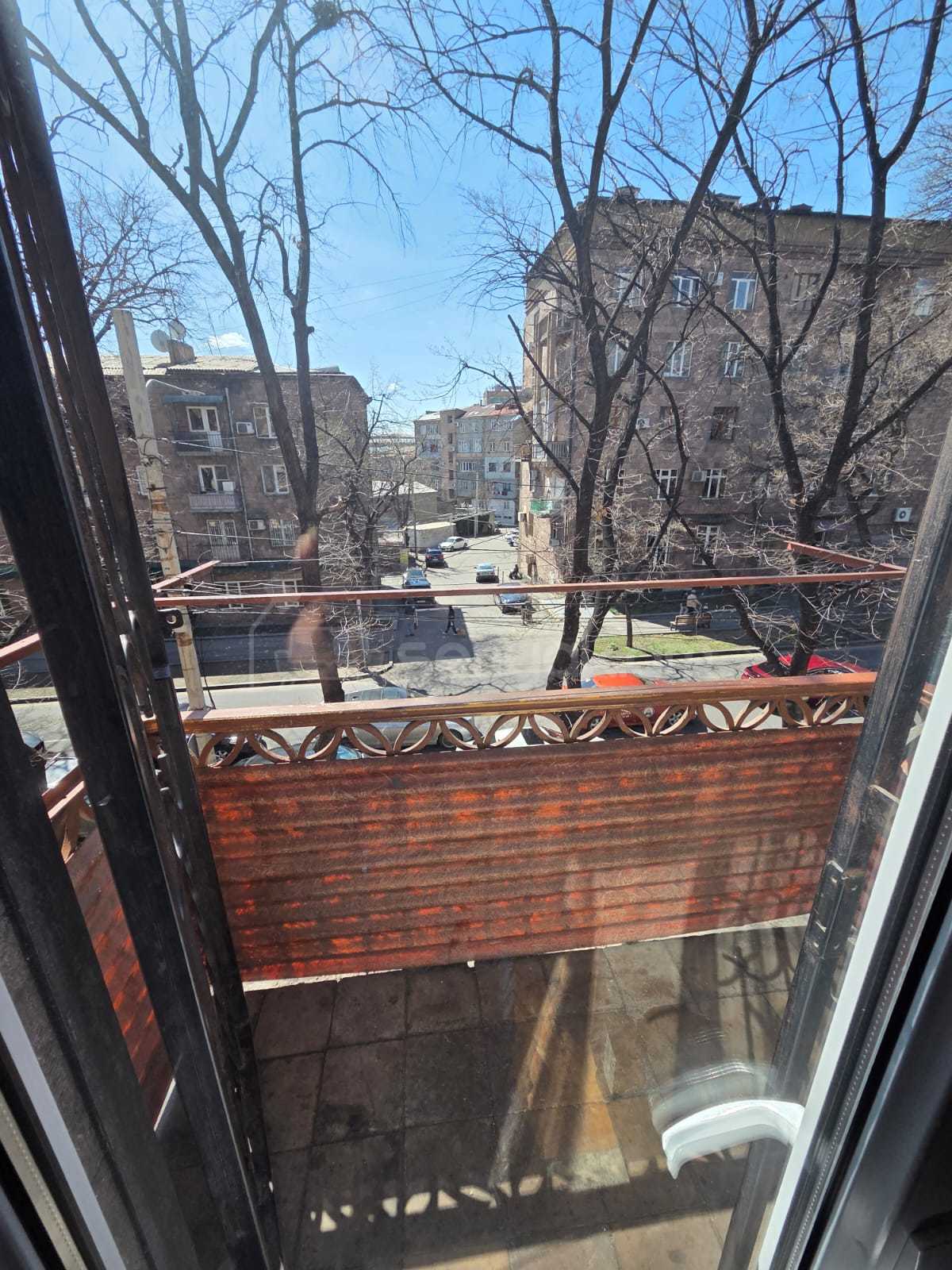 2 Սենյականոց Բնակարան Քարե Շենքում, 64քմ, 2/5 հարկ, Նորմալ Վիճակում, Կահավորված, Արևկող