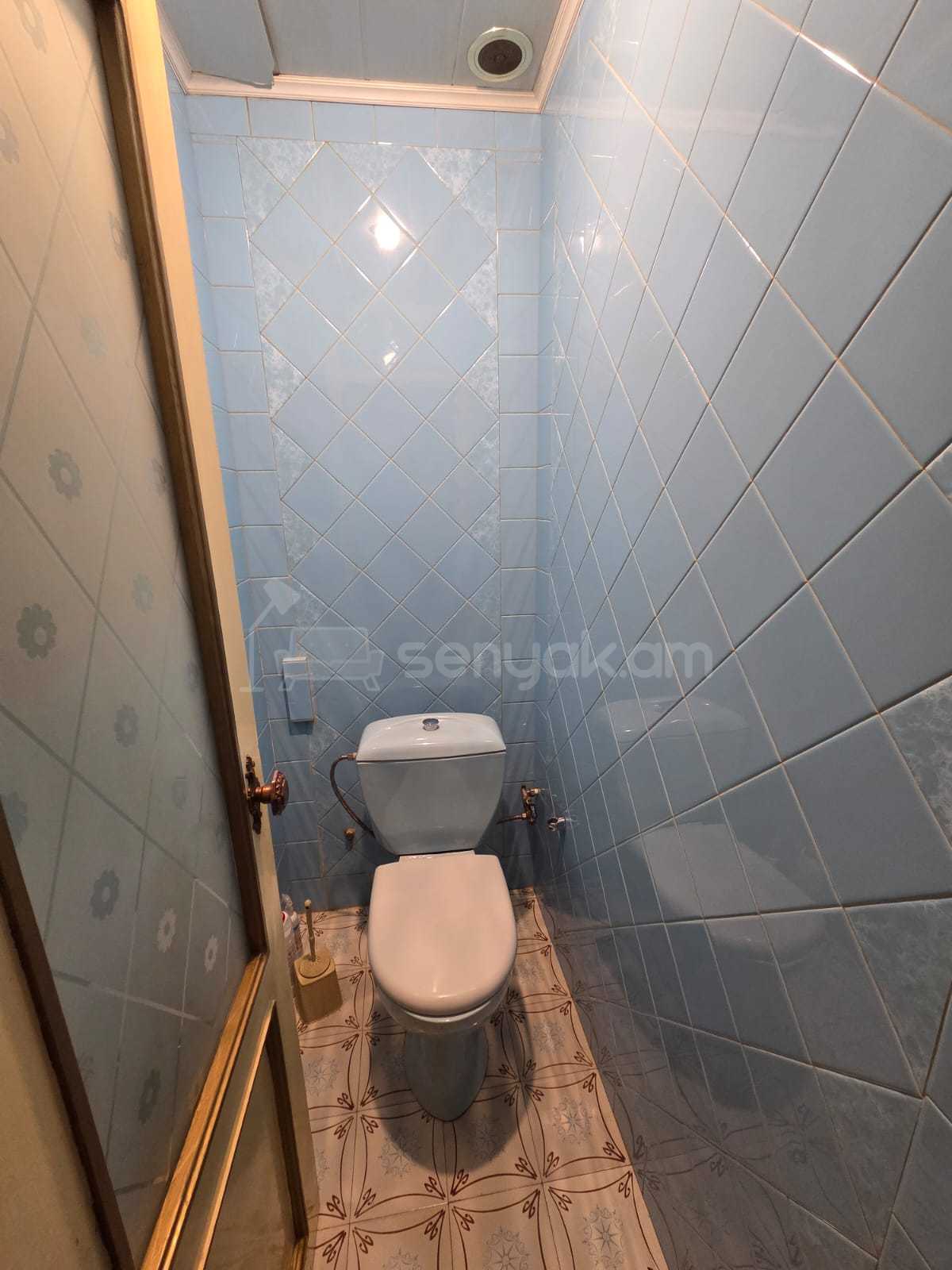2 Սենյականոց Բնակարան Քարե Շենքում, 64քմ, 2/5 հարկ, Նորմալ Վիճակում, Կահավորված, Արևկող