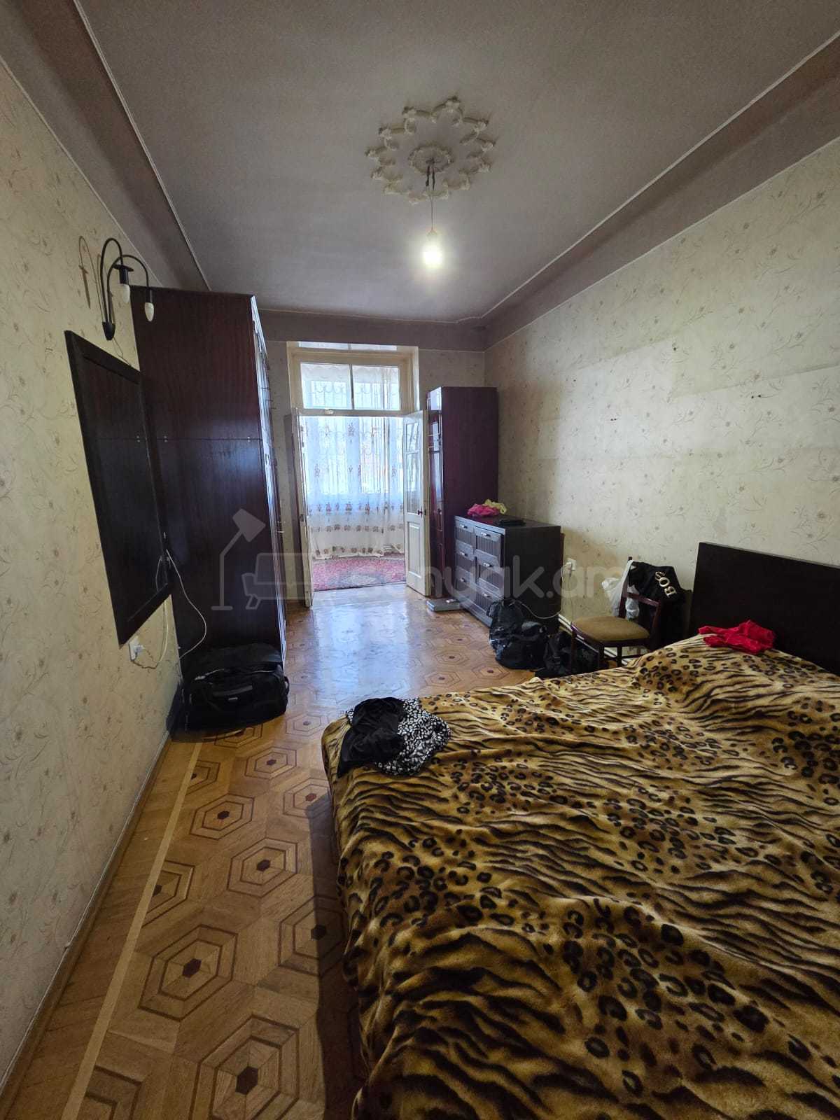 2 Սենյականոց Բնակարան Քարե Շենքում, 64քմ, 2/5 հարկ, Նորմալ Վիճակում, Կահավորված, Արևկող