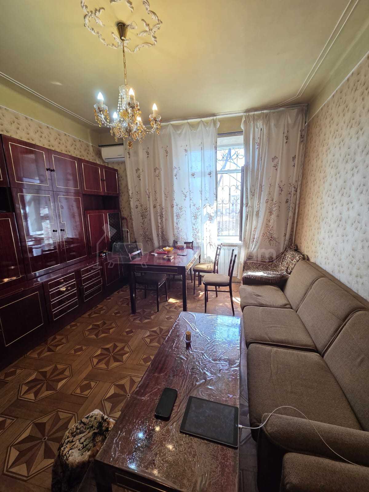 2 Սենյականոց Բնակարան Քարե Շենքում, 64քմ, 2/5 հարկ, Նորմալ Վիճակում, Կահավորված, Արևկող