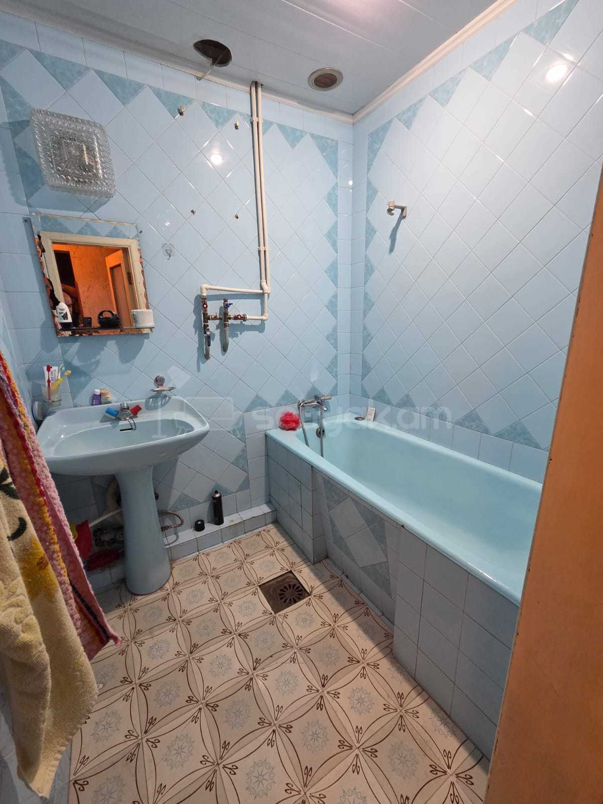 2 Սենյականոց Բնակարան Քարե Շենքում, 64քմ, 2/5 հարկ, Նորմալ Վիճակում, Կահավորված, Արևկող