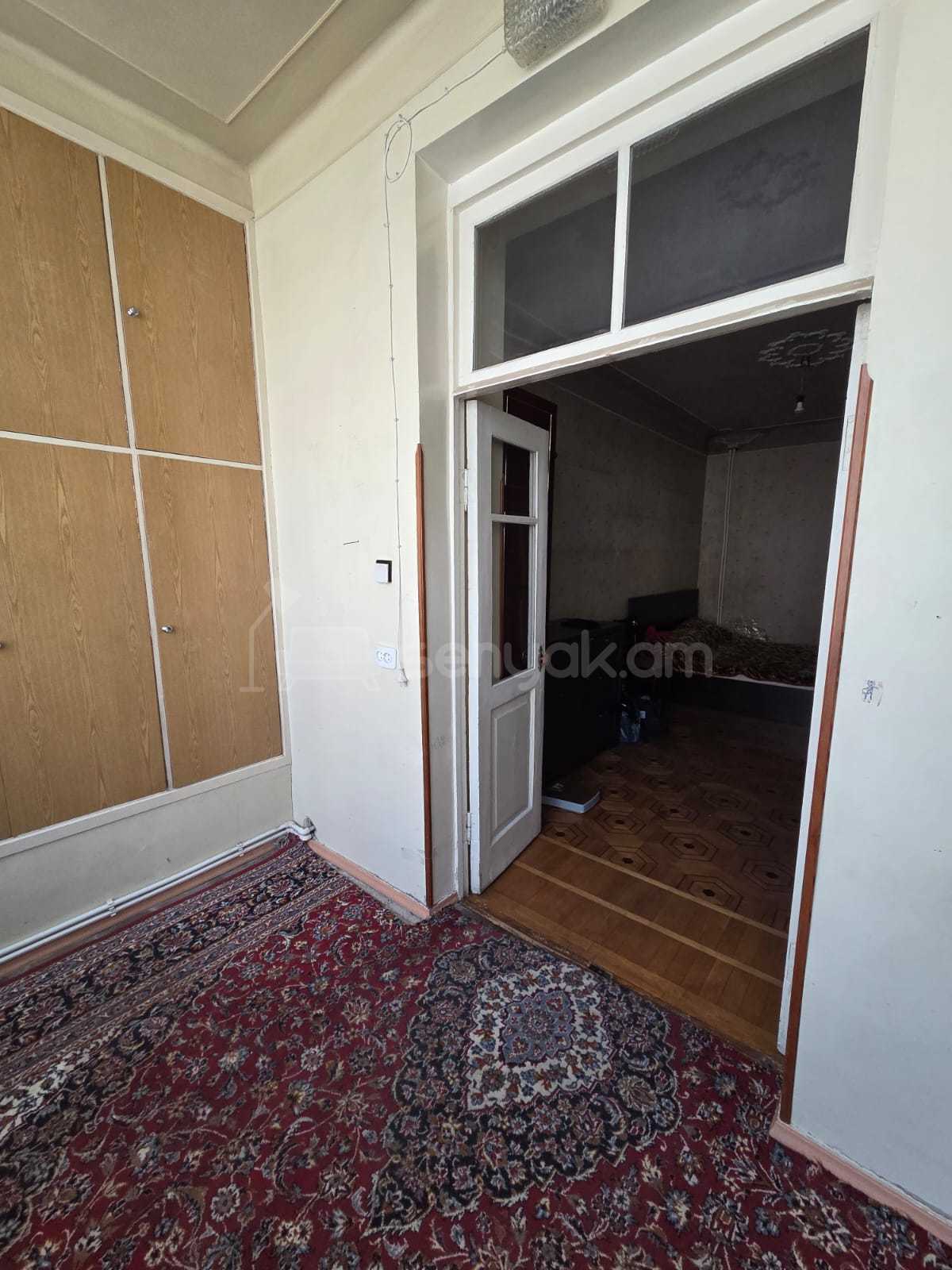 2 Սենյականոց Բնակարան Քարե Շենքում, 64քմ, 2/5 հարկ, Նորմալ Վիճակում, Կահավորված, Արևկող