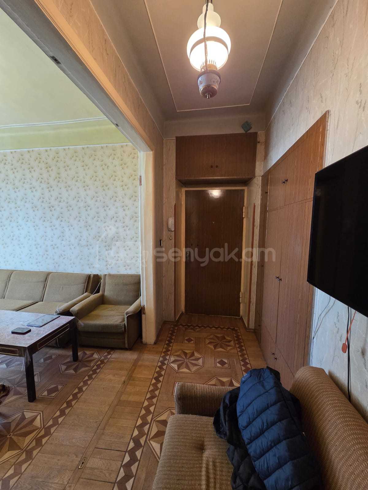 2 Սենյականոց Բնակարան Քարե Շենքում, 64քմ, 2/5 հարկ, Նորմալ Վիճակում, Կահավորված, Արևկող