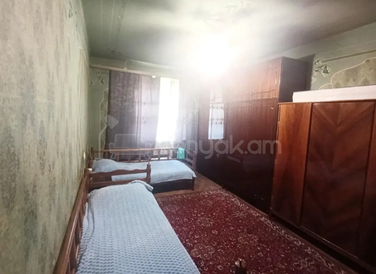 3 Սենյականոց Բնակարան Քարե Շենքում, 77քմ, 1/5 հարկ, Պետական Վիճակում