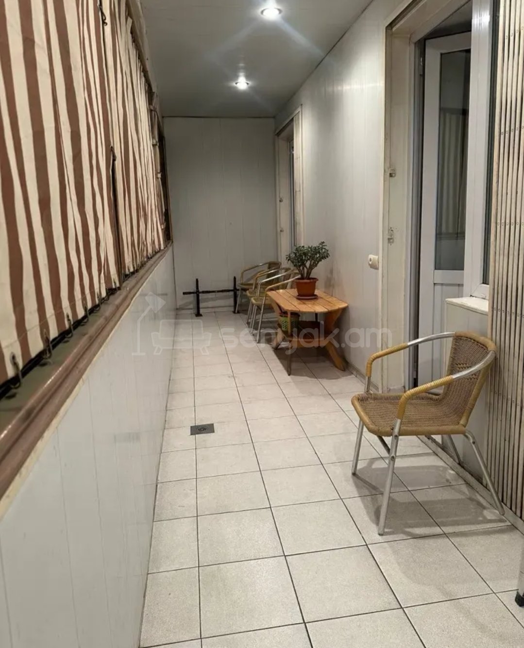 3 Սենյականոց Բնակարան Քարե Շենքում, 80քմ, 3/7 հարկ, Նորմալ Վիճակում, Կահավորված, Արևկող