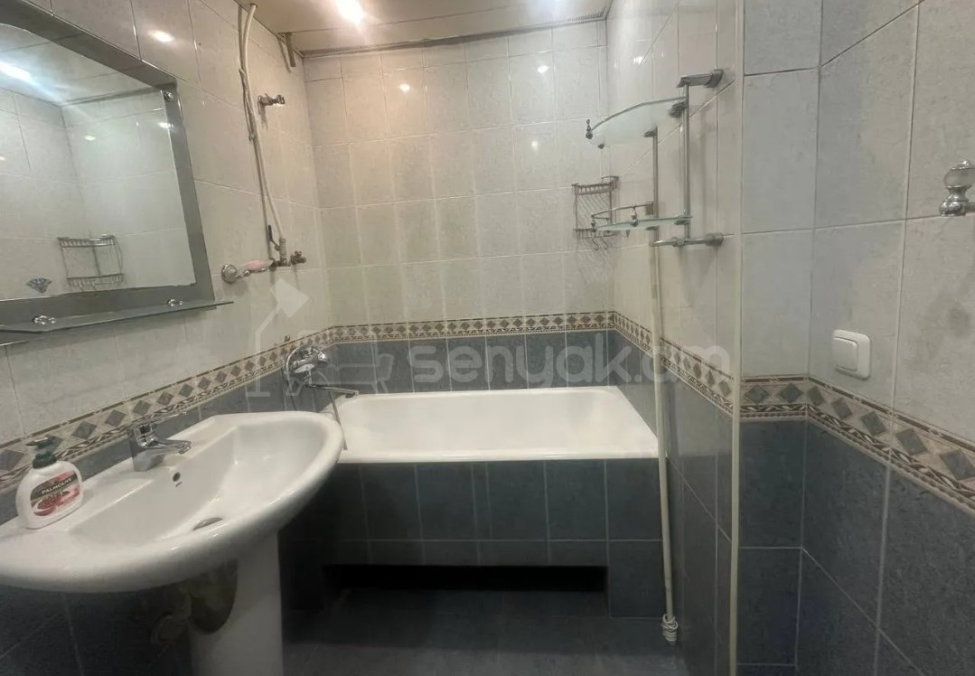 3 Սենյականոց Բնակարան Քարե Շենքում, 80քմ, 3/7 հարկ, Նորմալ Վիճակում, Կահավորված, Արևկող