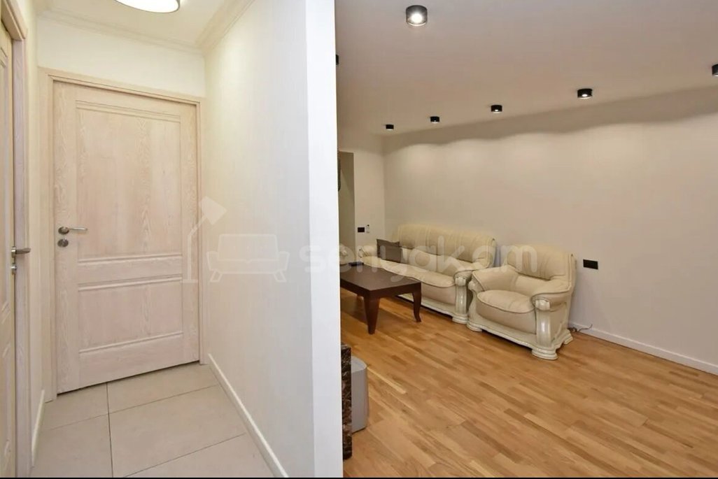 3 Սենյականոց Բնակարան Քարե Շենքում, 78քմ, 2/5 հարկ, Դիզայներական Վերանորոգված, Կահավորված