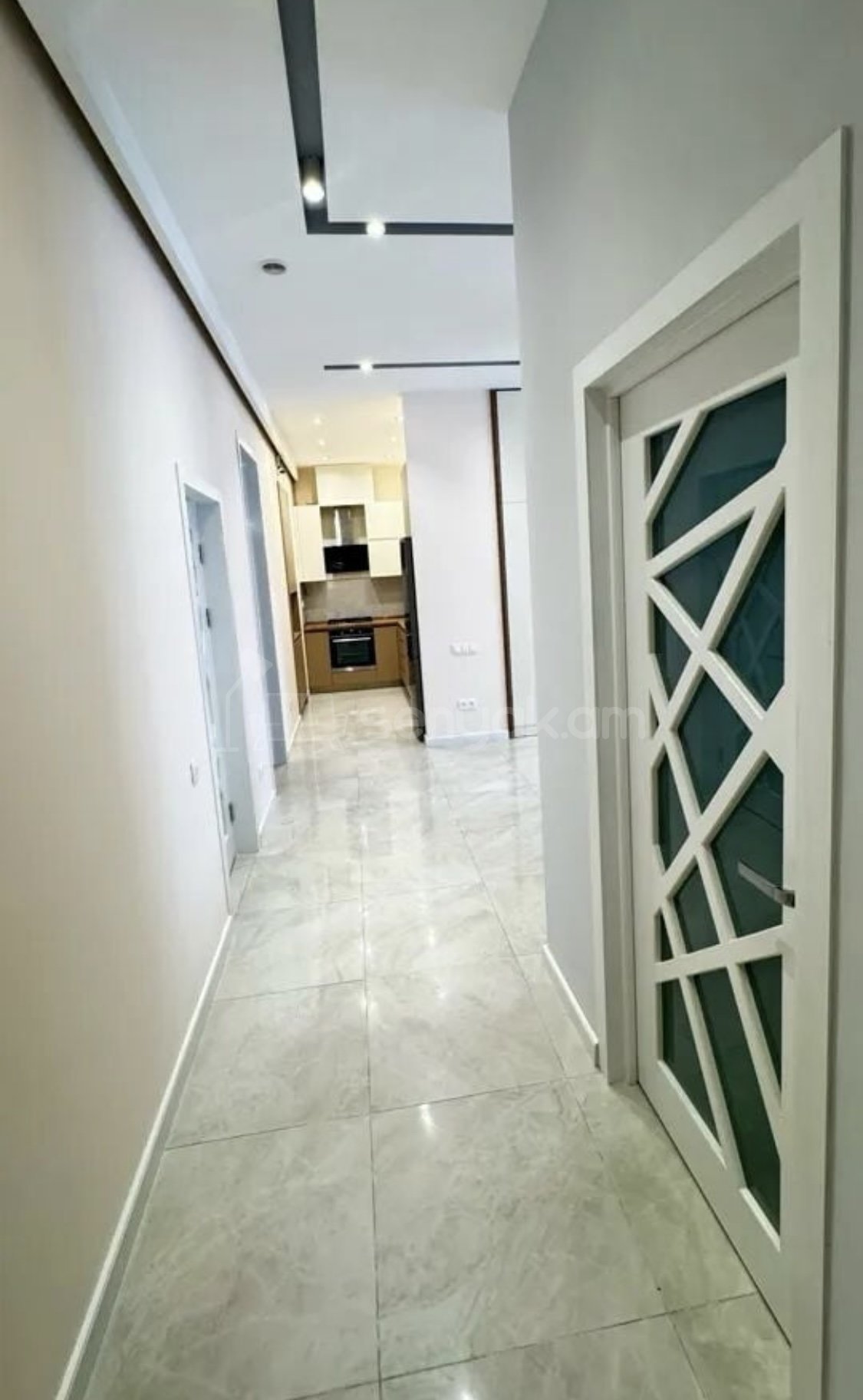 4 Սենյականոց Բնակարան Քարե Շենքում, 90քմ, 3/4 հարկ, Դիզայներական Վերանորոգված, Կահավորված