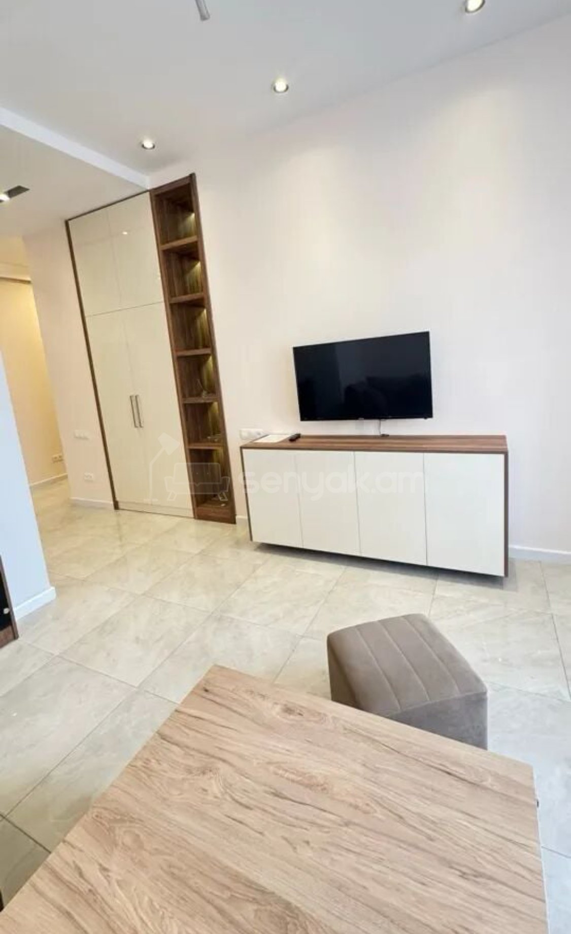 4 Սենյականոց Բնակարան Քարե Շենքում, 90քմ, 3/4 հարկ, Դիզայներական Վերանորոգված, Կահավորված