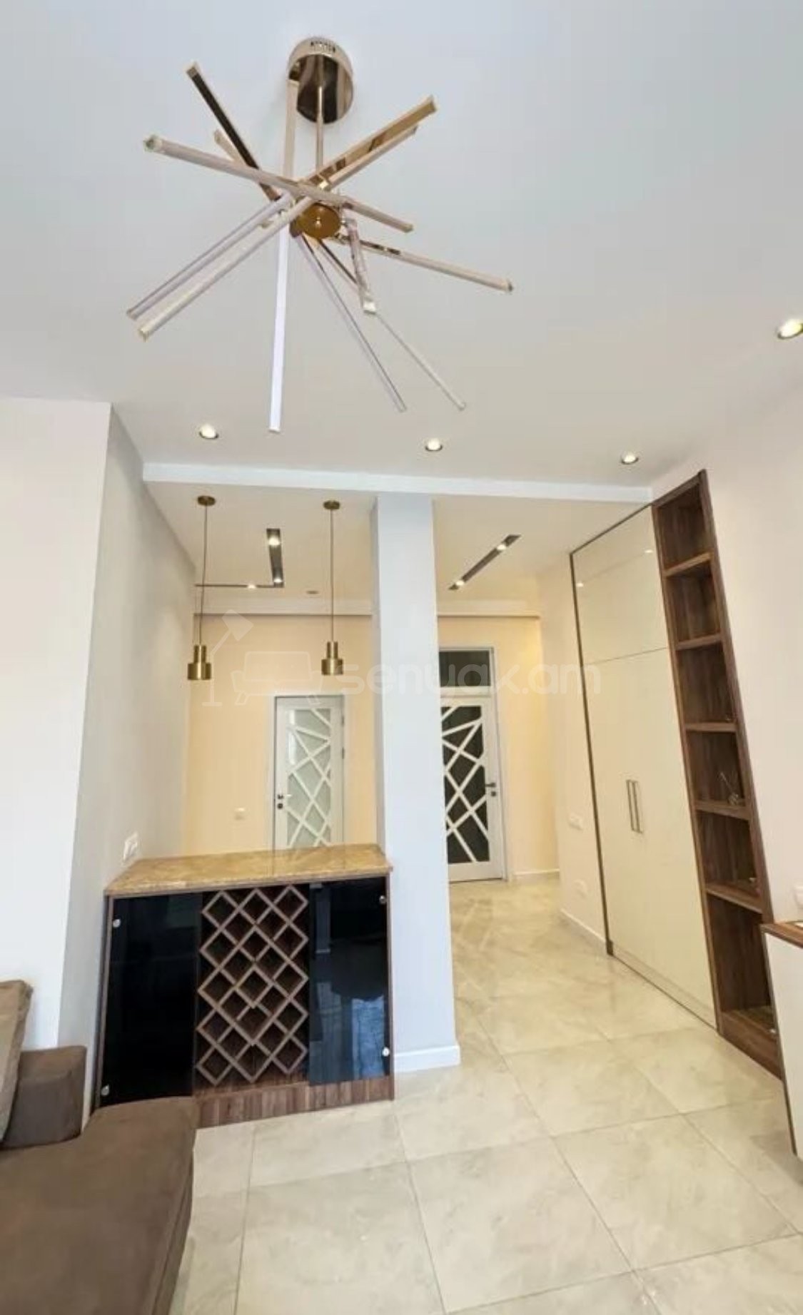 4 Սենյականոց Բնակարան Քարե Շենքում, 90քմ, 3/4 հարկ, Դիզայներական Վերանորոգված, Կահավորված