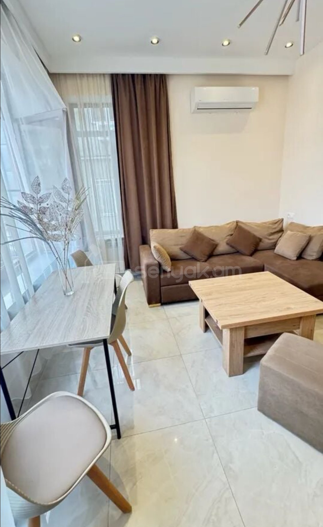 4 Սենյականոց Բնակարան Քարե Շենքում, 90քմ, 3/4 հարկ, Դիզայներական Վերանորոգված, Կահավորված