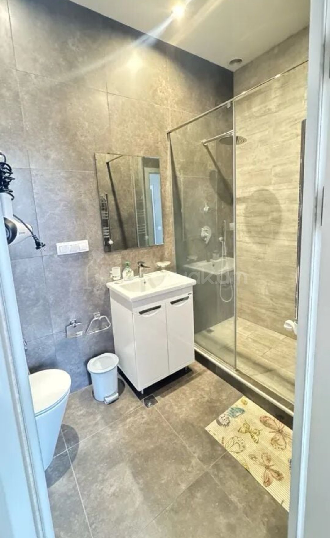 3 Սենյականոց Բնակարան Քարե Շենքում, 90քմ, 3/4 հարկ, Դիզայներական Վերանորոգված, Կահավորված