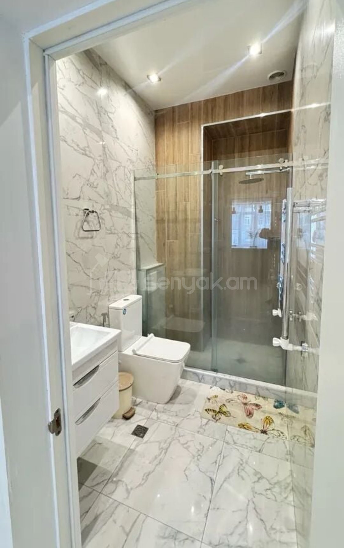 3 Սենյականոց Բնակարան Քարե Շենքում, 90քմ, 3/4 հարկ, Դիզայներական Վերանորոգված, Կահավորված