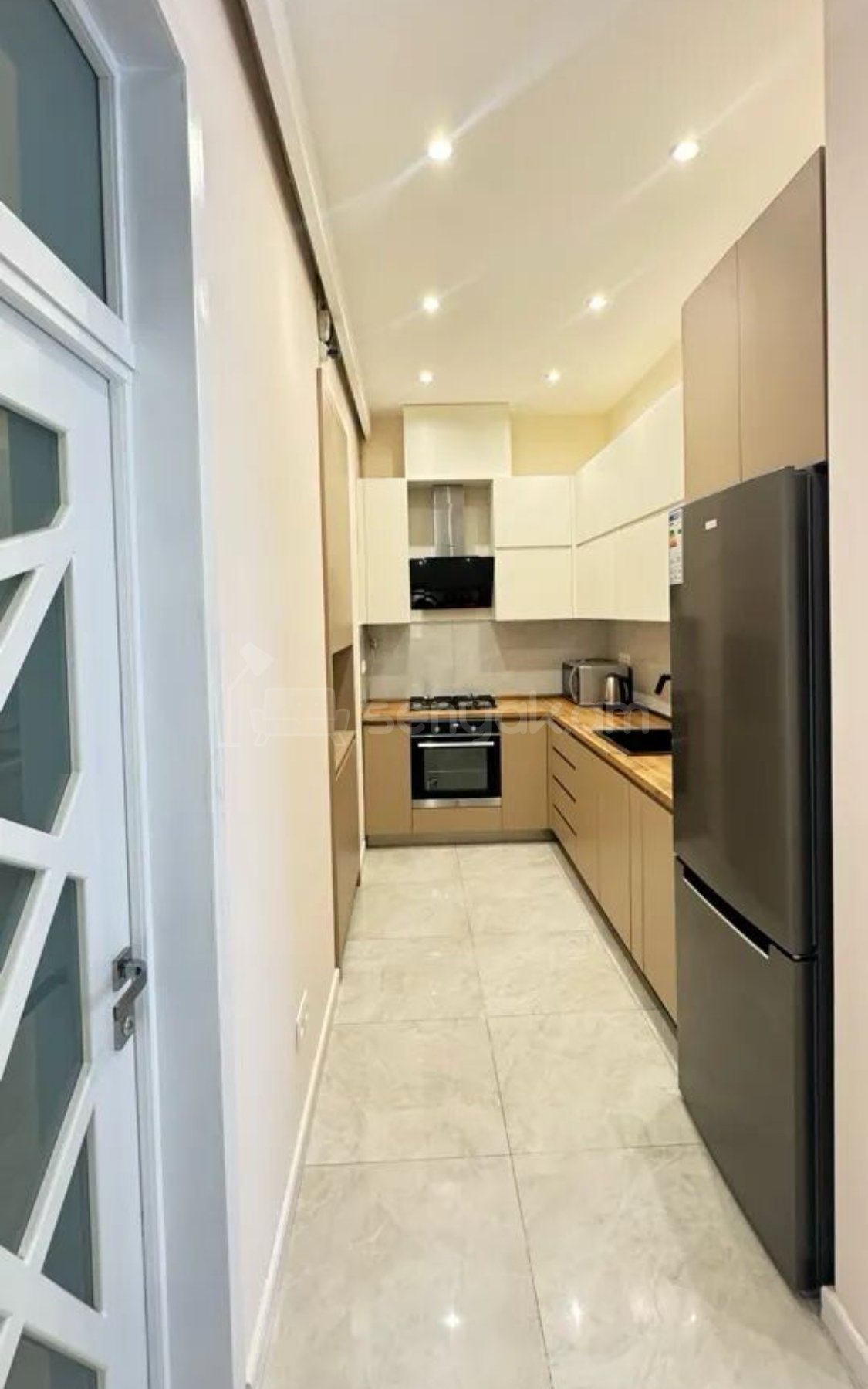 3 Սենյականոց Բնակարան Քարե Շենքում, 90քմ, 3/4 հարկ, Դիզայներական Վերանորոգված, Կահավորված