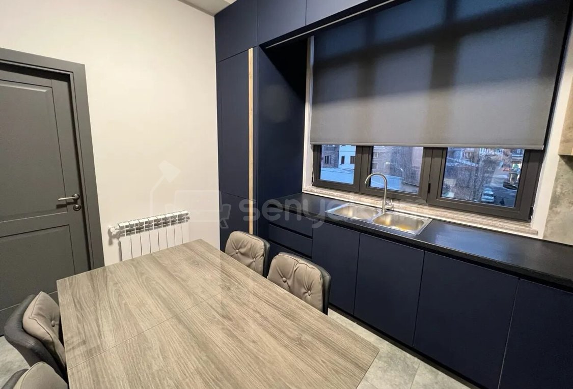 4 Սենյականոց Բնակարան Քարե Շենքում, 97քմ, 4/4 հարկ, Դիզայներական Վերանորոգված, Կահավորված