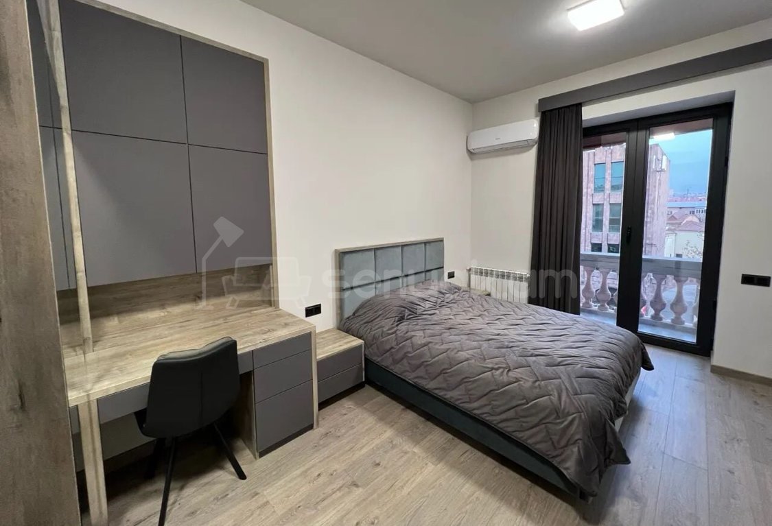 4 Սենյականոց Բնակարան Քարե Շենքում, 97քմ, 4/4 հարկ, Դիզայներական Վերանորոգված, Կահավորված