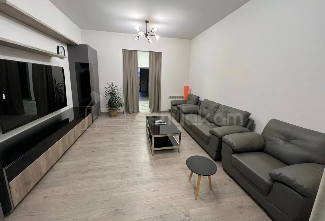 4 Սենյականոց Բնակարան Քարե Շենքում, 97քմ, 4/4 հարկ, Դիզայներական Վերանորոգված, Կահավորված