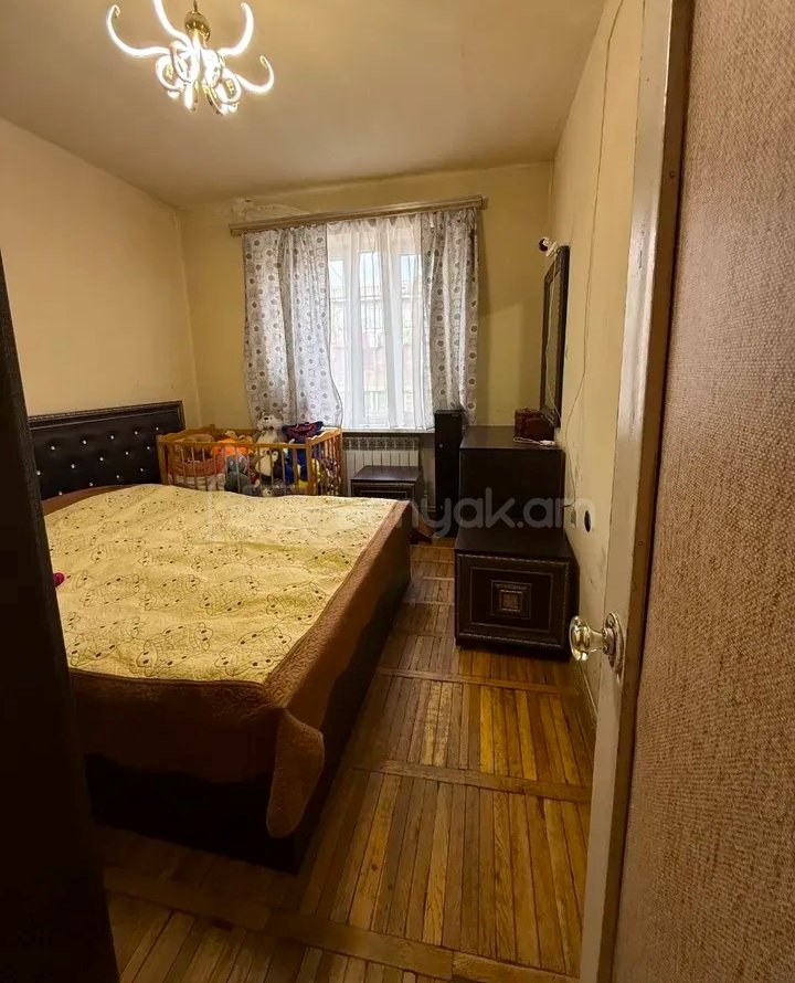 3 Սենյականոց Բնակարան Քարե Շենքում, 78քմ, 4/5 հարկ, Պետական Վիճակում