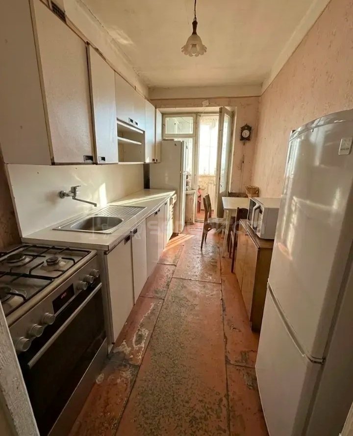 3 Սենյականոց Բնակարան Քարե Շենքում, 78քմ, 4/5 հարկ, Պետական Վիճակում