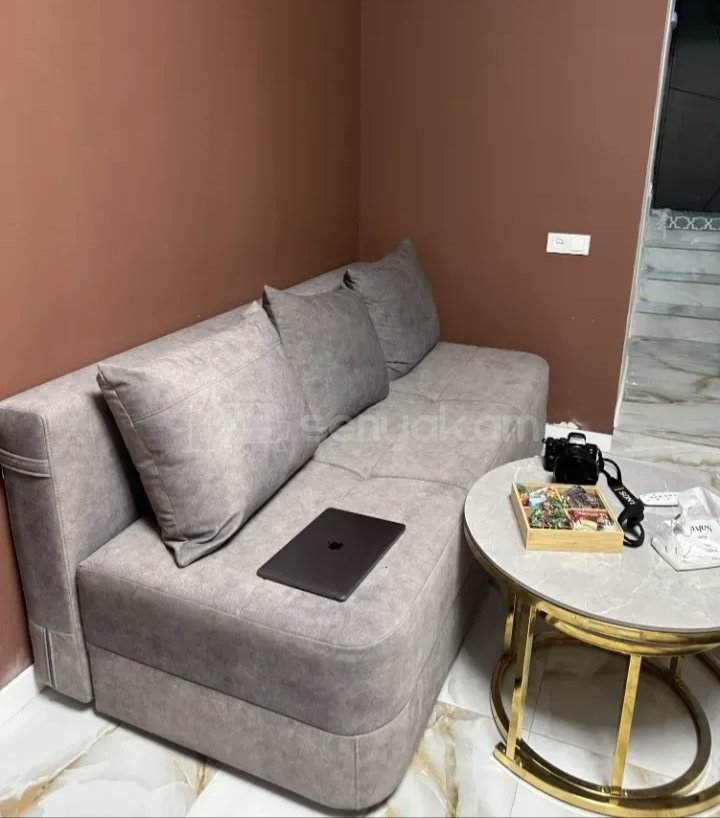 1 Սենյականոց Բնակարան Քարե Շենքում, 38քմ, 1/5 հարկ, Նորմալ Վիճակում, Կահավորված