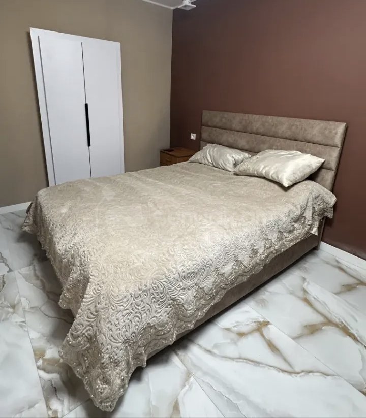 1 Սենյականոց Բնակարան Քարե Շենքում, 38քմ, 1/5 հարկ, Նորմալ Վիճակում, Կահավորված