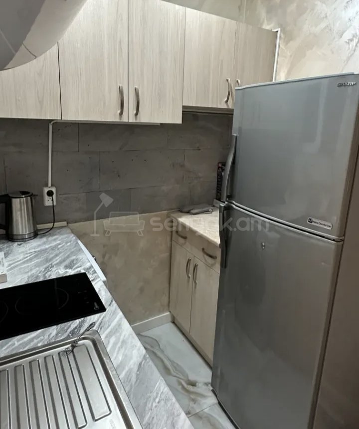 1 Սենյականոց Բնակարան Քարե Շենքում, 38քմ, 1/5 հարկ, Նորմալ Վիճակում, Կահավորված