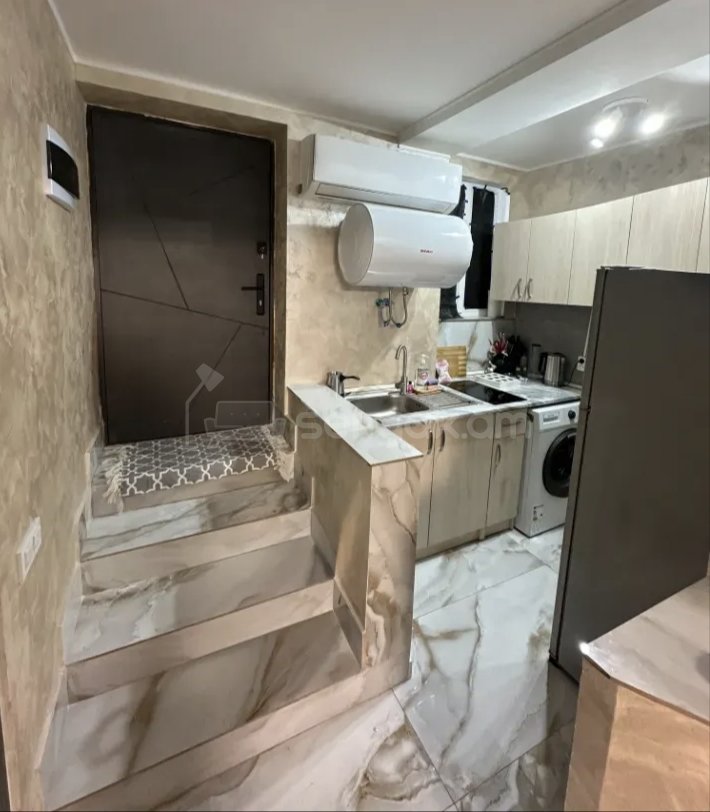 1 Սենյականոց Բնակարան Քարե Շենքում, 38քմ, 1/5 հարկ, Նորմալ Վիճակում, Կահավորված