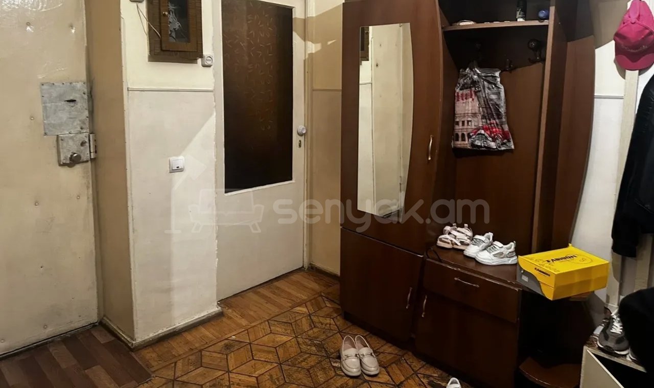 4 Սենյականոց Բնակարան Քարե Շենքում, 86քմ, 1/5 հարկ, Նորմալ Վիճակում, Կահավորված