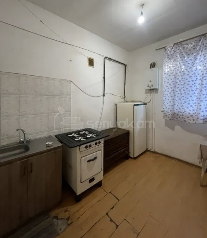 2 Սենյականոց Բնակարան Քարե Շենքում, 50քմ, 4/5 հարկ, Նորմալ Վիճակում, Կահավորված