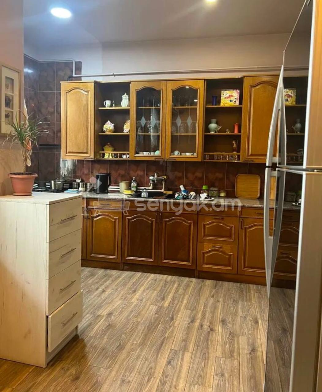 3 Սենյականոց Բնակարան Քարե Շենքում, 82քմ, 5/6 հարկ, Կապիտալ Վերանորոգված