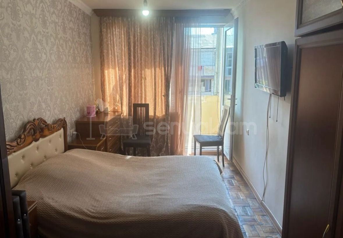 4 Սենյականոց Բնակարան Քարե Շենքում, 90քմ, 4/5 հարկ, Կոսմետիկ Վերանորոգված