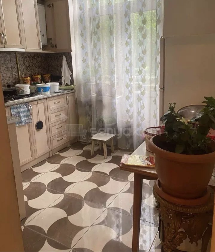 1 Սենյականոց Բնակարան Քարե Շենքում, 42քմ, 3/5 հարկ, Նորմալ Վիճակում, Կահավորված