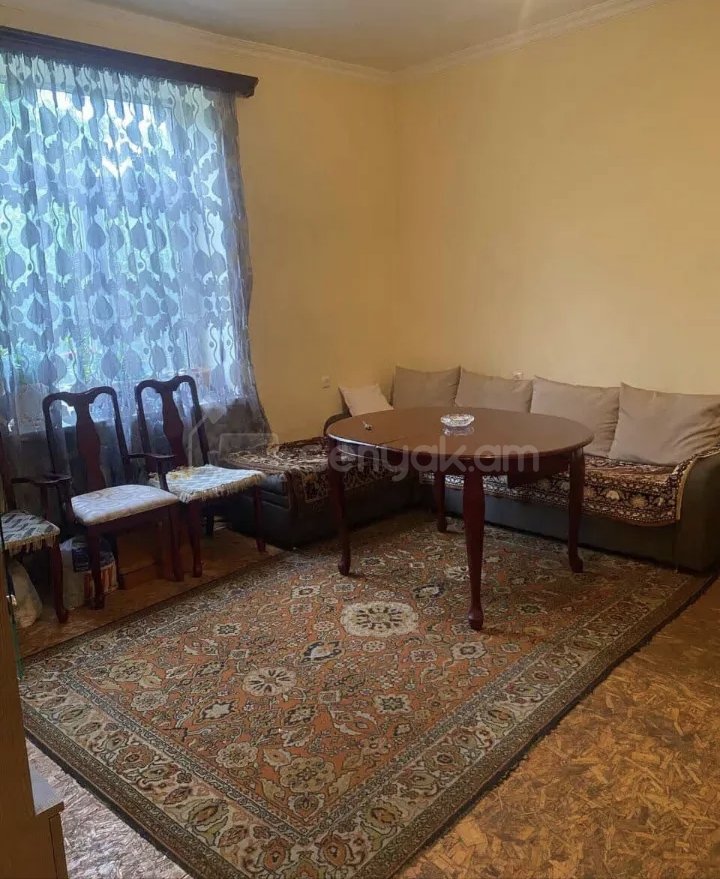 1 Սենյականոց Բնակարան Քարե Շենքում, 42քմ, 3/5 հարկ, Նորմալ Վիճակում, Կահավորված