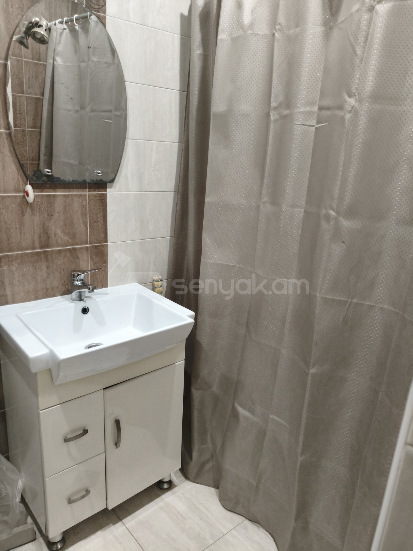 1 Սենյականոց Բնակարան Քարե Շենքում, 44քմ, 4/6 հարկ, Նորմալ Վիճակում, Կահավորված