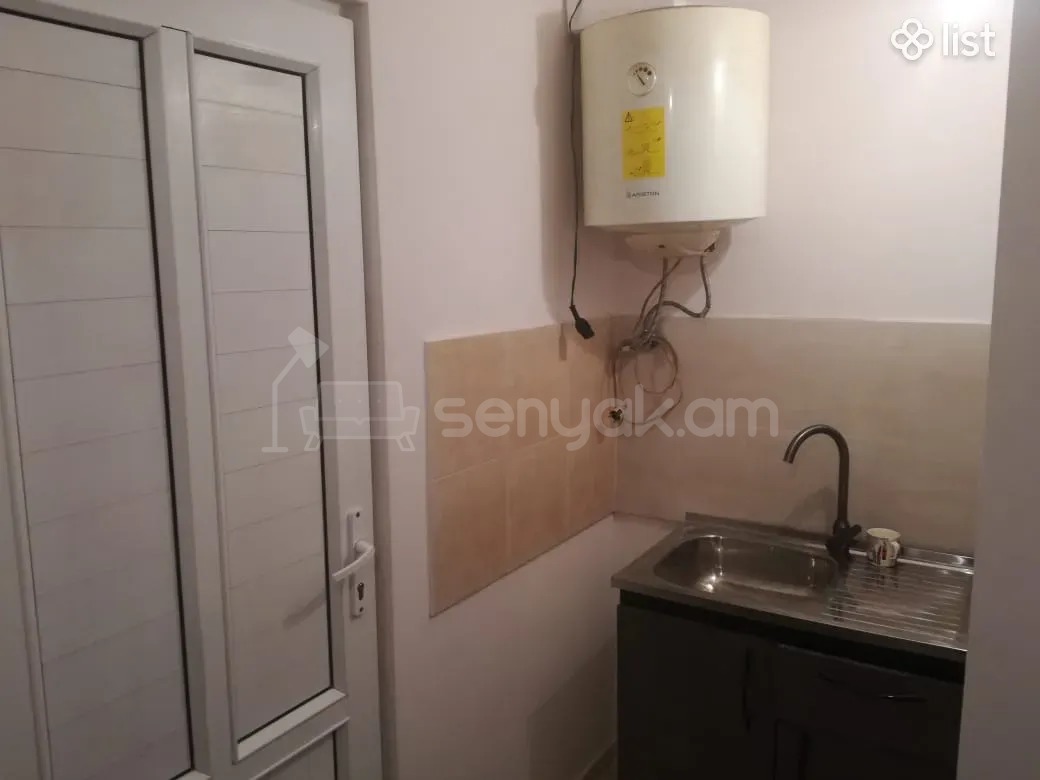 2 Սենյականոց Բնակարան Քարե Շենքում, 40քմ, 2/2 հարկ, Նորմալ Վիճակում, Կահավորված