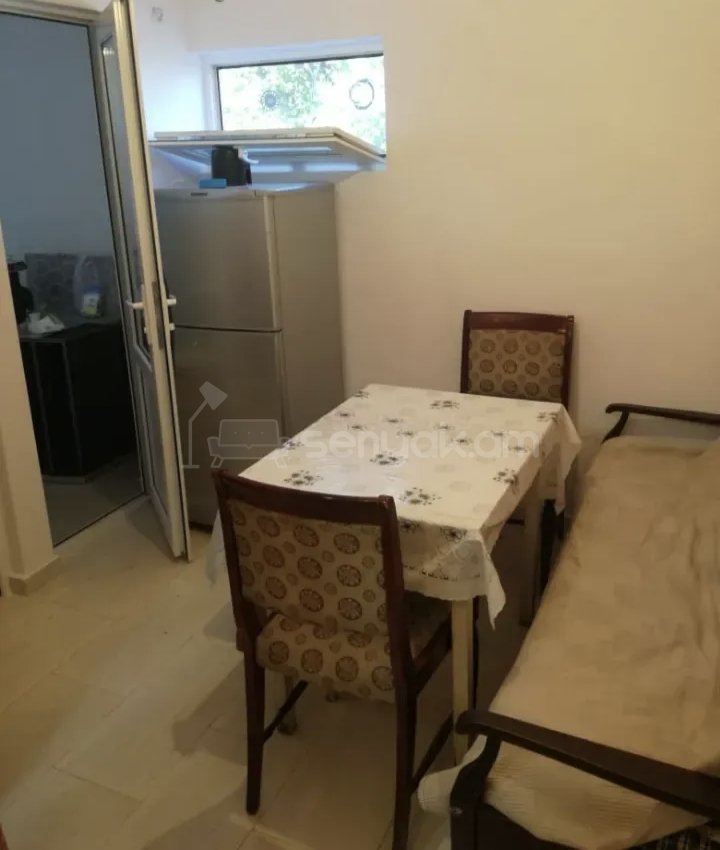 2 Սենյականոց Բնակարան Քարե Շենքում, 40քմ, 2/2 հարկ, Նորմալ Վիճակում, Կահավորված