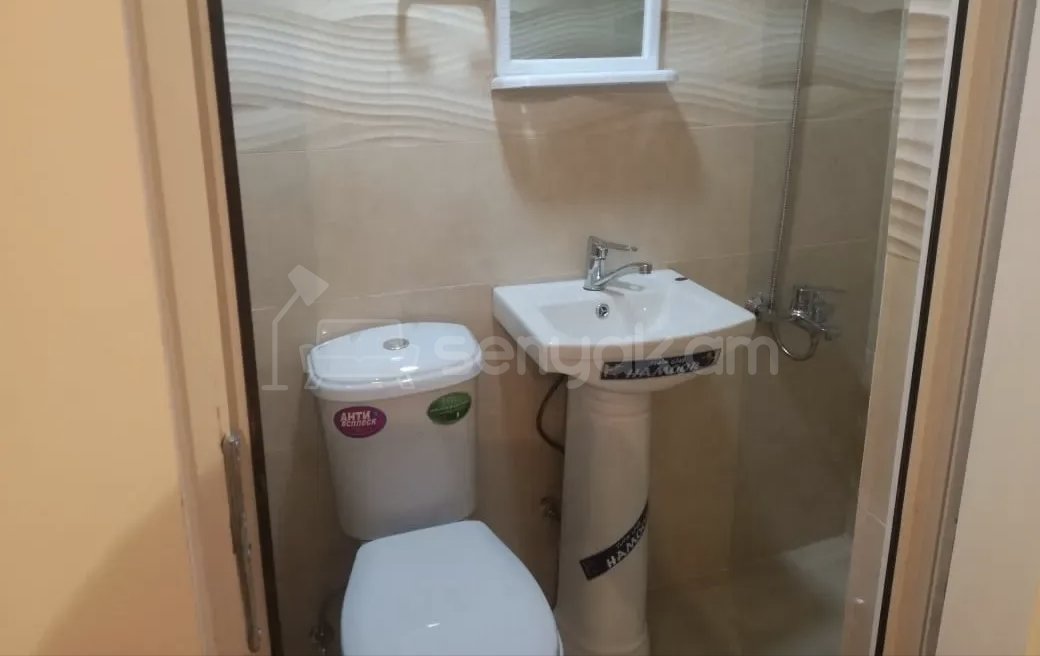 2 Սենյականոց Բնակարան Քարե Շենքում, 40քմ, 2/2 հարկ, Նորմալ Վիճակում, Կահավորված