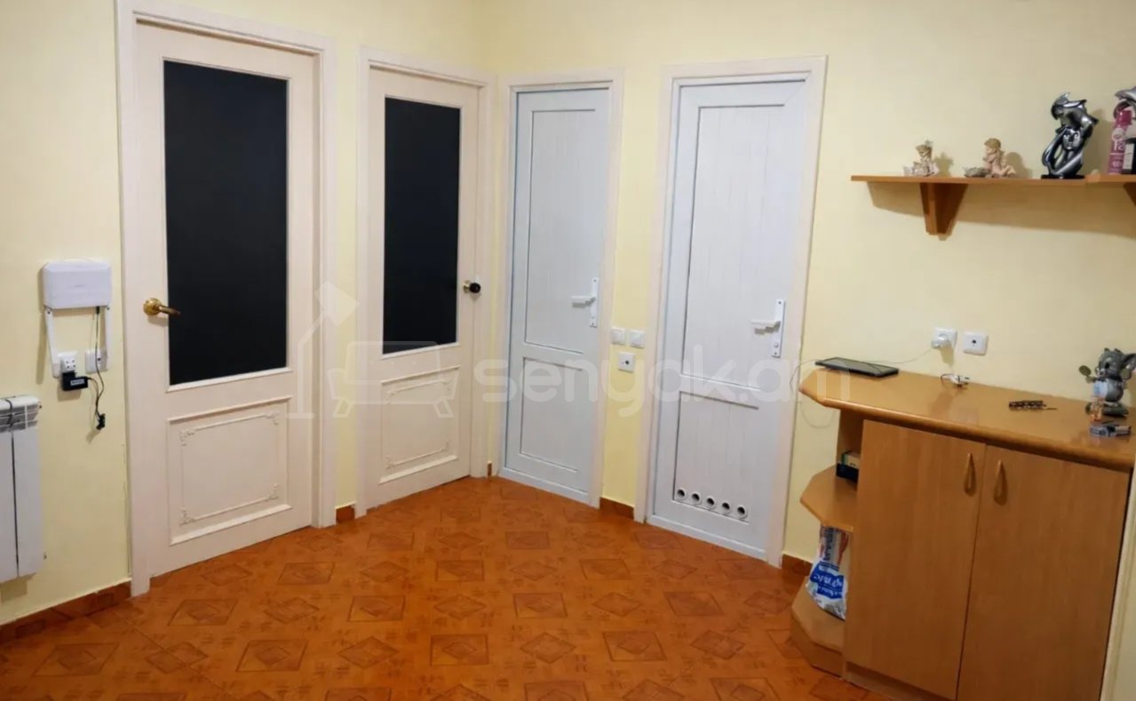 3 Սենյականոց Բնակարան Քարե Շենքում, 80քմ, 1/5 հարկ, Նորմալ Վիճակում, Կահավորված