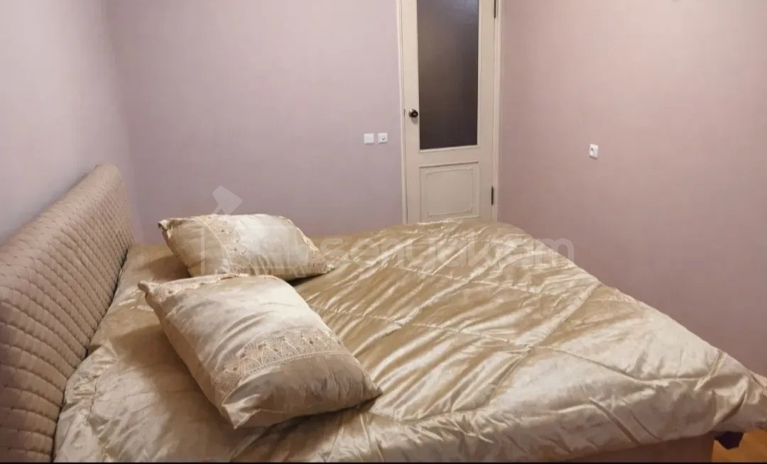 3 Սենյականոց Բնակարան Քարե Շենքում, 80քմ, 1/5 հարկ, Նորմալ Վիճակում, Կահավորված