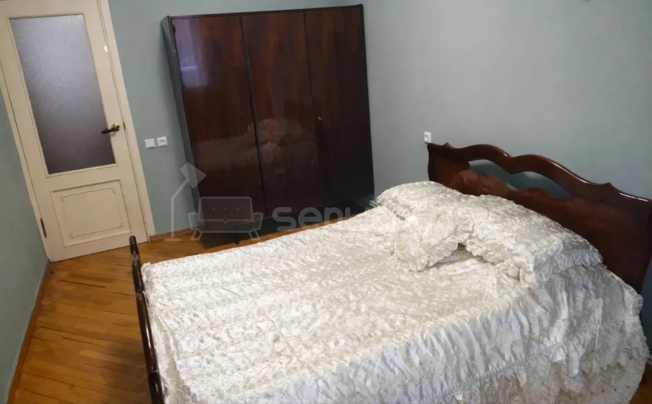 3 Սենյականոց Բնակարան Քարե Շենքում, 80քմ, 1/5 հարկ, Նորմալ Վիճակում, Կահավորված