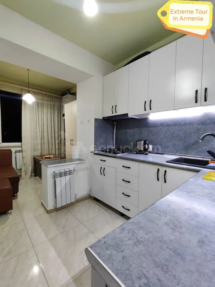 2 Սենյականոց Բնակարան Քարե Շենքում, 46քմ, 3/5 հարկ, Նորմալ Վիճակում, Կահավորված, Արևկող