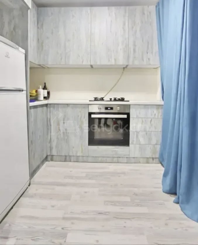 1 Սենյականոց Բնակարան Քարե Շենքում, 40քմ, 1/5 հարկ, Նորմալ Վիճակում, Կահավորված