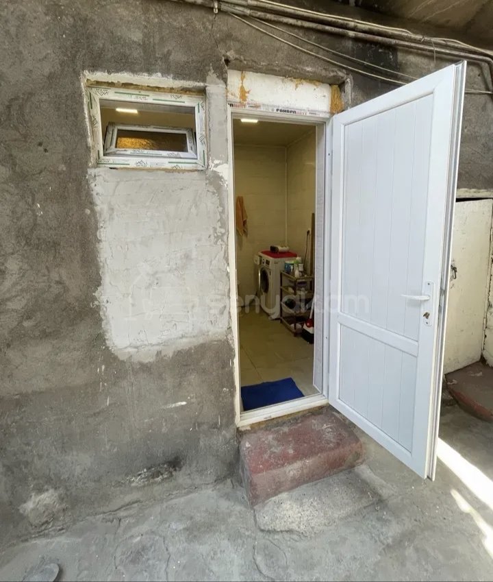 2 Սենյականոց Բնակարան Քարե Շենքում, 40քմ, 1/1 հարկ, Նորմալ Վիճակում, Կահավորված