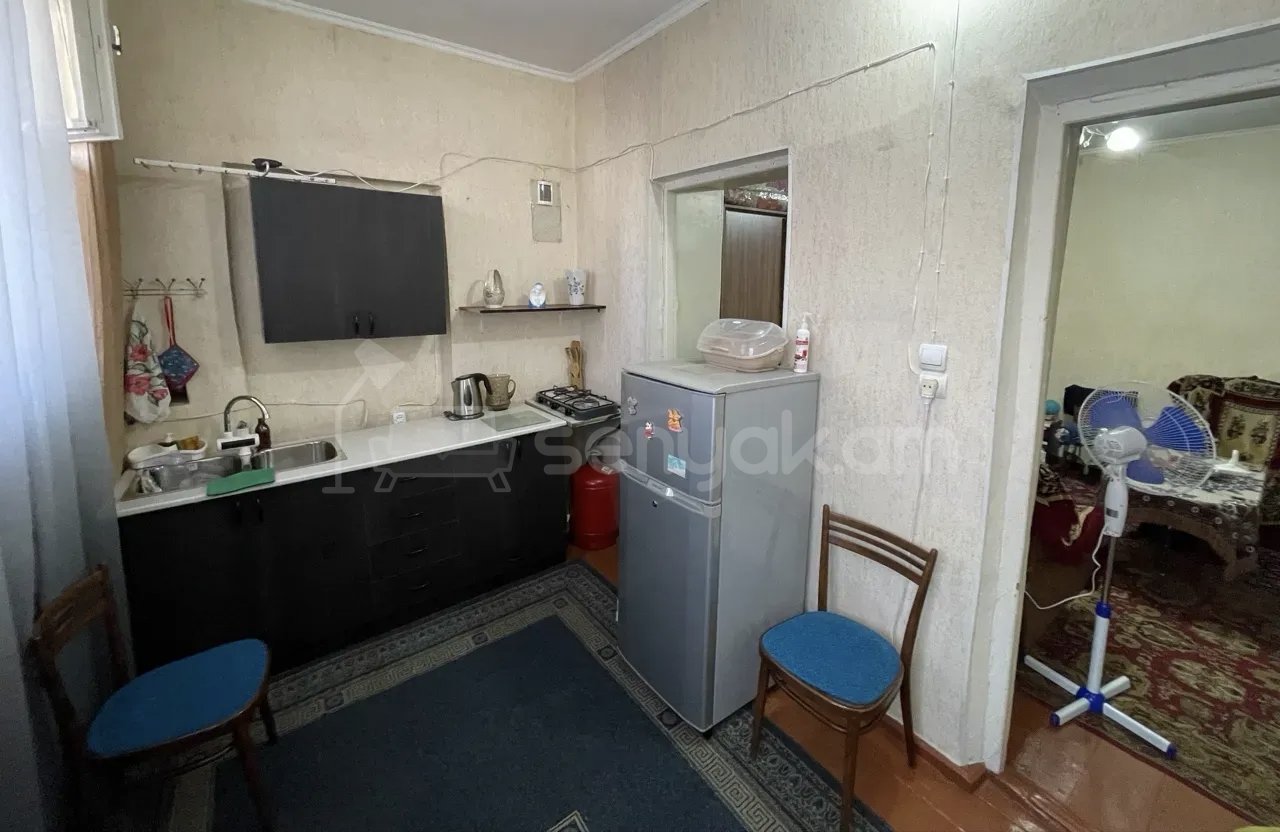 2 Սենյականոց Բնակարան Քարե Շենքում, 40քմ, 1/1 հարկ, Նորմալ Վիճակում, Կահավորված