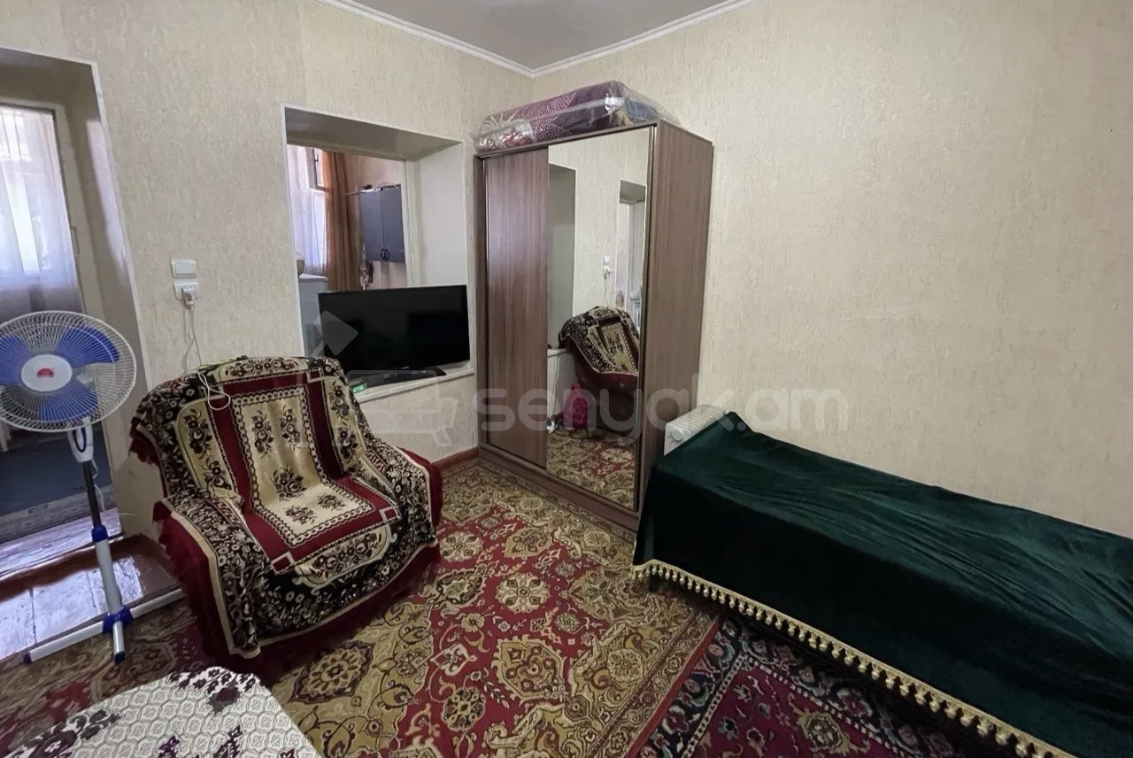 2 Սենյականոց Բնակարան Քարե Շենքում, 40քմ, 1/1 հարկ, Նորմալ Վիճակում, Կահավորված