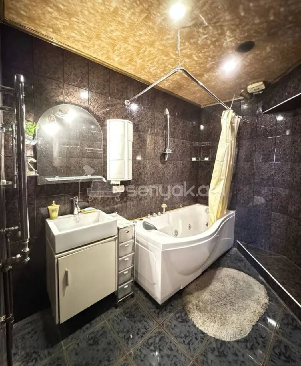 4 Սենյականոց Բնակարան Քարե Շենքում, 103քմ, 3/3 հարկ, Կապիտալ Վերանորոգված